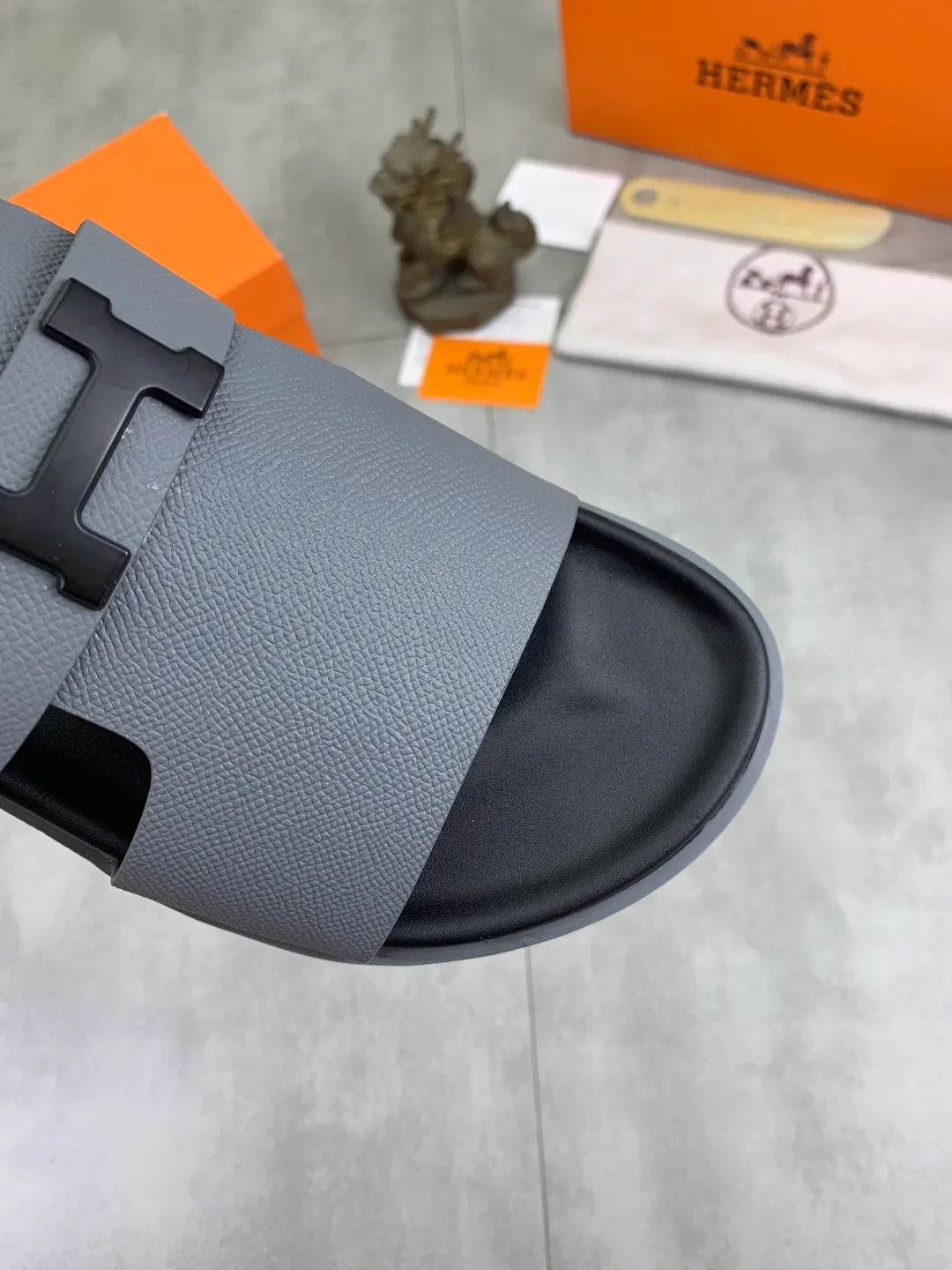 Men's shoes 💰P440 New [HERMES] high-end quality new Hermès slippers, made of imported cross-grain calfskin, wear-resistant and non-slip rubber outsole. Fashionable and elegant code number: 39-44 (38 45 46 customized)